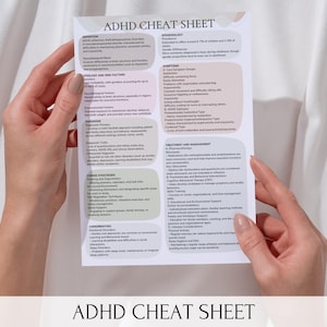 Może przedstawiać: Biała ściąga z tytułem "ADHD Cheat Sheet" pogrubionym czarnym tekstem. Arkusz zawiera informacje na temat ADHD, w tym jego definicję, etiologię i czynniki ryzyka, epidemiologię, strategie radzenia sobie, współwystępowanie i leczenie oraz zarządzanie.
