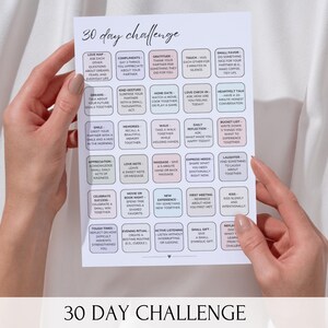 以下が含まれることがあります： カップル向けの30日間のチャレンジを印刷できます。一緒に食事をしたり、散歩をしたり、バケットリストに項目を書き留めたりなど、さまざまなアクティビティがあります。チャレンジは、薄いピンク、ブルー、グリーンのカラーリングで白い紙に印刷されています。
