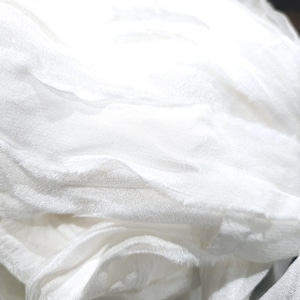 NOUVEAU ! Ruban de soie sari mousseline de soie blanche, 4 yards, bord déchiré, journaux indésirables, étiquettes, fournitures d'assemblage, tissu sari recyclé