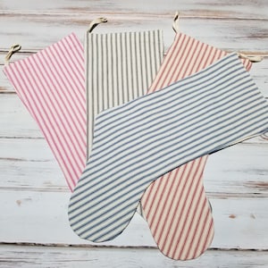 Peut inclure: Quatre chaussettes en tissu rayées en rose, noir et blanc, rouge et blanc, et bleu et blanc. Les chaussettes sont faites d'un tissu doux et texturé et sont parfaites pour ajouter une touche de charme champêtre à votre décoration de Noël.
