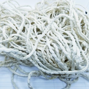 Flocons d'avoine - cordonnets de soie sari, 2 mètres, cousus ensemble - journaux indésirables, étiquettes, fournitures d'assemblage, tissu sari recyclé