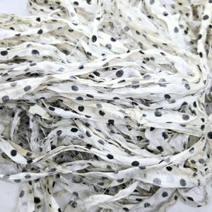 Ruban de soie sari noir et blanc à pois, 4 yards, bord déchiré, journaux indésirables, tag, fournitures d'assemblage, tissu sari recyclé