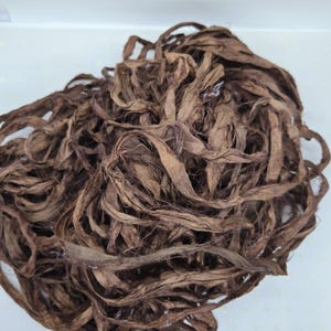 Marron chocolat - ruban de soie sari, 4 mètres, bord déchiré, journaux indésirables, étiquette, fournitures d'assemblage, tissu sari recyclé