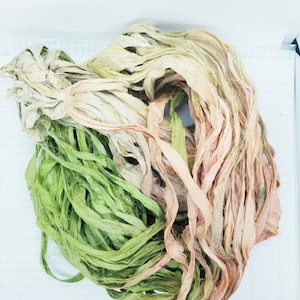Fleurs d'hortensias - Ruban de soie sari, 4 yards, bord déchiré, journaux indésirables, étiquettes, fournitures d'assemblage, tissu sari recyclé