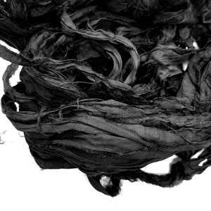 Noir corbeau - ruban de soie sari, 4 yards, bord déchiré, journaux indésirables, étiquette, fournitures d'assemblage, tissu sari recyclé