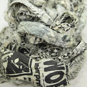 Faux papier journal, ruban de soie sari noir et blanc, 4 yards, bord déchiré, journaux indésirables, art de l'étiquette, fournitures d'assemblage, tissu sari recyclé