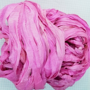 Ruban de soie sari rose fuchsia, 4 yards, bord déchiré, journaux indésirables, étiquette d'art, fournitures d'assemblage, tissu sari recyclé