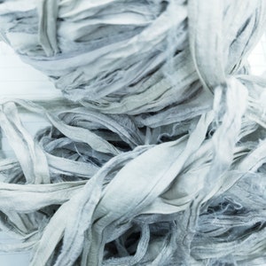 Gris argenté - ruban de soie sari, 4 mètres, bord déchiré, journaux indésirables, étiquettes, fournitures d'assemblage, tissu sari recyclé