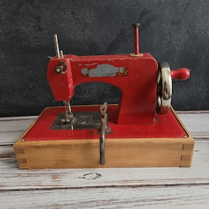 Vintage KAYanEE Sew Master child&#39;s Red Toy Sewing Machine-- not in working condition