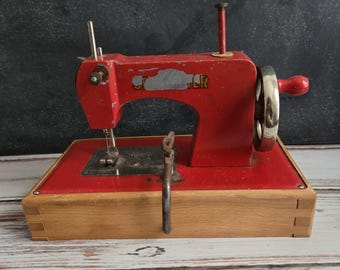 Vintage KAYanEE Sew Master child's Red Toy Sewing Machine-- not in working condition