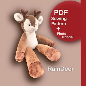 Op de afbeelding: Een pluche bruin en wit rendier speelgoed met gewei, zittend op een lichtbruine achtergrond. De tekst "PDF Sewing Pattern + Photo Tutorial" staat in een rode cirkel boven het speelgoed. De tekst "RainDeer" staat onder het speelgoed.