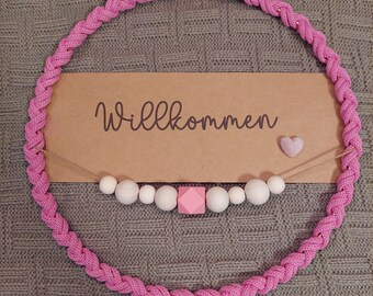 Deurkrans *Welkom* 25 cm gebreide koker, roze, bollen, familie, huis, deurring, decoratie,