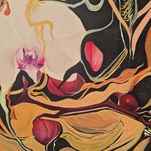Könnte beinhalten: Abstraktes Gemälde mit einer weißen Orchidee, rosa und roten Akzenten und wirbelnden gelben, orangefarbenen und braunen Linien auf schwarzem Hintergrund.