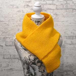 Langer Strickschal, Gelber handgestrickter Schal, Winter-Accessoire, übergroßer Schal