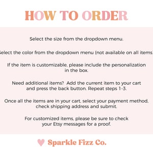 Puede incluir: Un gr&aacute;fico rosa y naranja con el texto "HOW TO ORDER" en negrita, seguido de instrucciones sobre c&oacute;mo pedir art&iacute;culos en una tienda Etsy. Las instrucciones incluyen la selecci&oacute;n de la talla y el color, la personalizaci&oacute;n de los art&iacute;culos, la adici&oacute;n de art&iacute;culos adicionales al carrito y la compra. El gr&aacute;fico termina con el texto "Sparkle Fizz Co." en rosa y naranja.