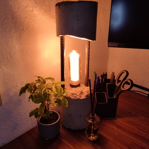 Lampe in rustikaler Stahl-Beton-Optik Bild 1