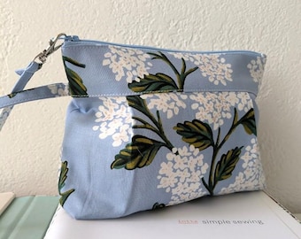 Hellblaue Geldbörse mit Hortensienblüten, Kosmetiktasche & Clutch