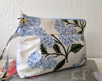Handgelenktasche mit Hortensienblütenmuster