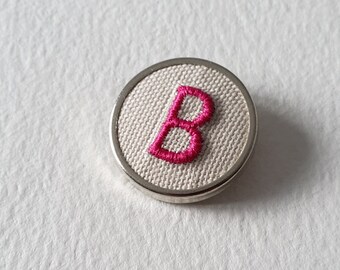 Manuel brodé à la main B Broche initiale Shocking Pink Monogram