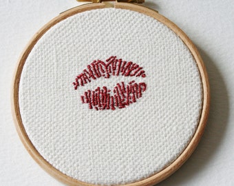 Traces de rouge à lèvres Hoop Art main brodé de fil métallique