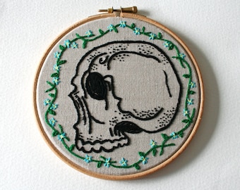 VENTE Oubliez-moi pas crâne Hoop Art Main brodé Memento Mori VENTE ÉTAIT 62 Dollars