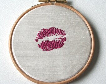 Baiser Hoop Art choquante main de Traces de rouge à lèvres rose brodé