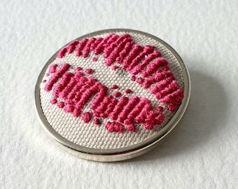 Geek Love Shocking Pink Lipstick Traces Main Brodée Broche Broche Hand Stitched Kisses