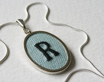 Lettre R personnalisés brodés monogramme collier à la main