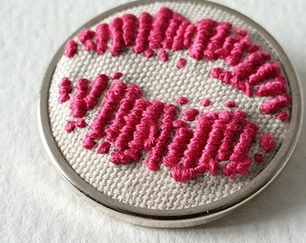 Shocking Pink Lipstick Traces Main Brodée Broche Broche Hand Stitched Kisses