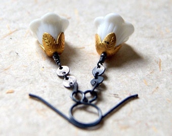 Vintage White Glass Flower Bead Earrings