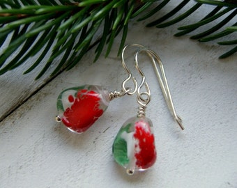 Boucles d'oreilles vintage vertes, rouges et blanches en verre Givre avec fils d'oreille en argent sterling