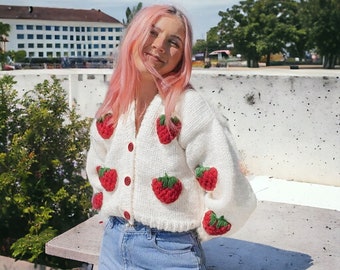 Cardigan fraise à manches longues | Haut en laine fait main pour femme | Pull surdimensionné tricoté à la main | Pull blanc en laine fait main