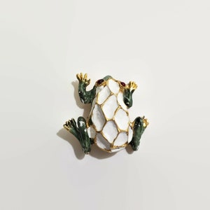Vintage niet-ondertekende groen & wit emaille goudkleurige kikker pin rode strass ogen