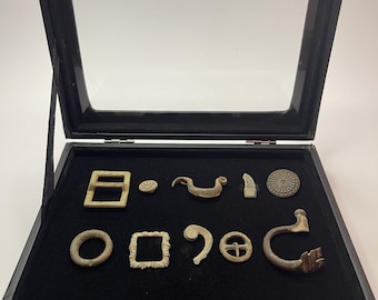 Large Lot of 10 Greco-Roman bronze pieces, small collectible antiques in glass and authentic leather display case /100AD-400AD