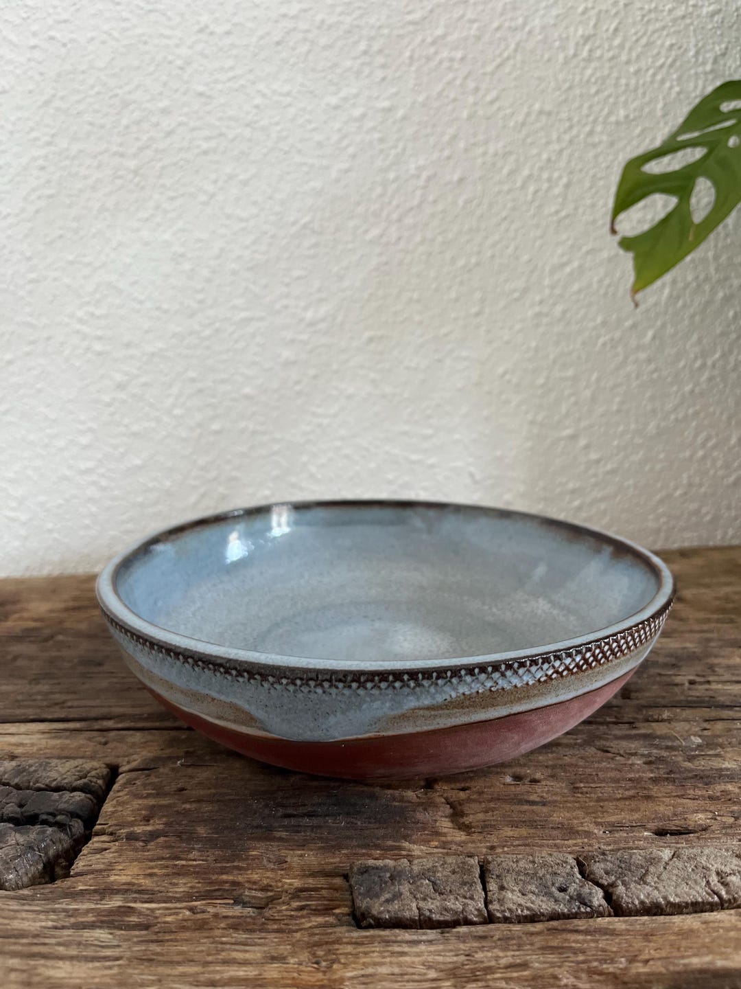 Teller mit blauem Rand
