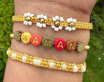 Tres pulseras de alambre tejido y ajustable personalizadas con la palabra MAMÁ.