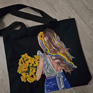 Shopper embroidered with handmade beads image 3