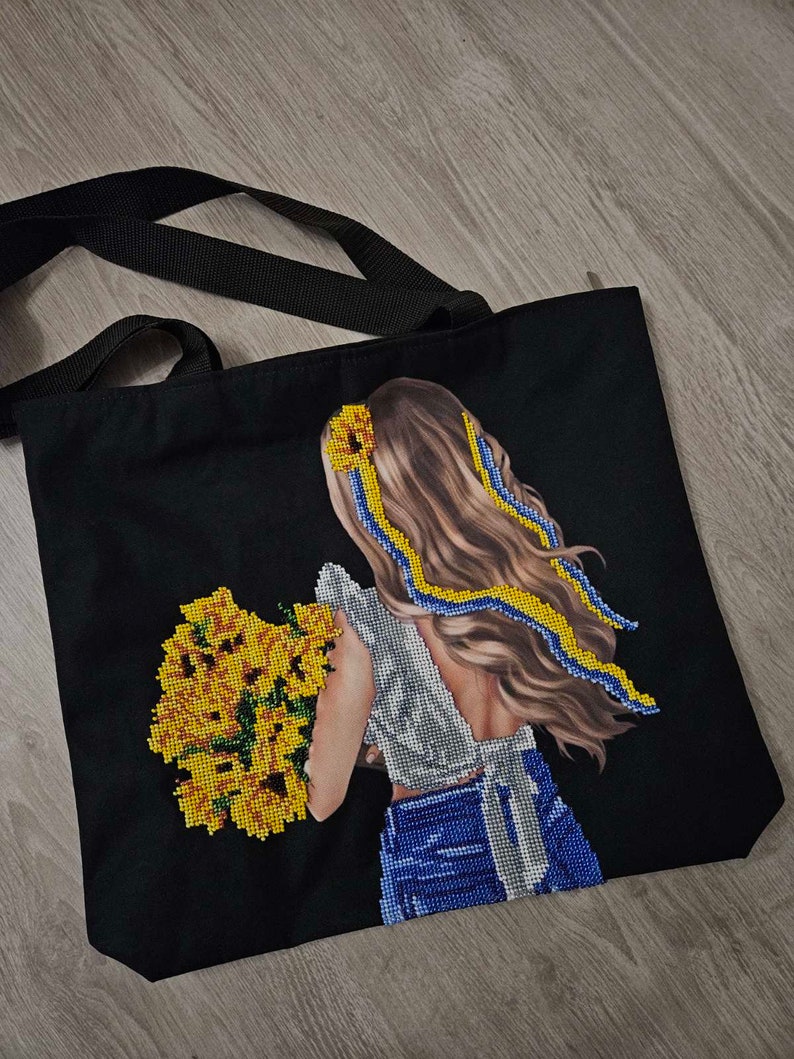 Shopper embroidered with handmade beads image 3