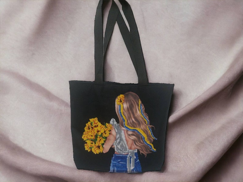 Shopper embroidered with handmade beads image 2