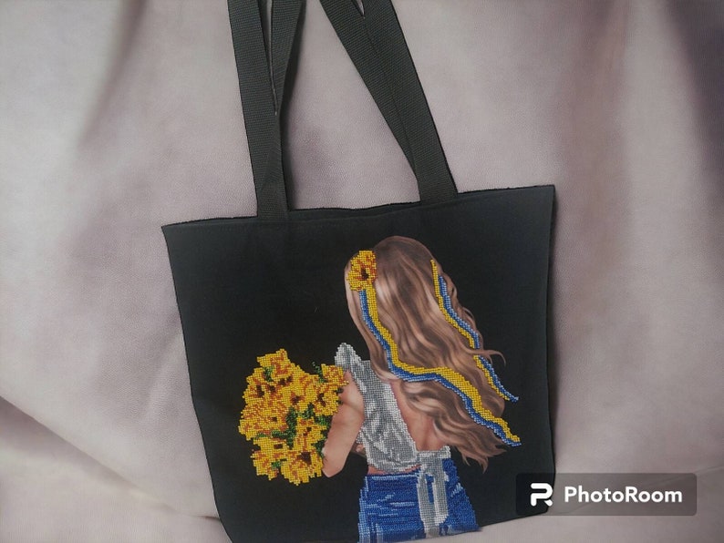 Shopper embroidered with handmade beads image 1