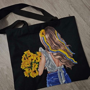 Shopper embroidered with handmade beads image 6
