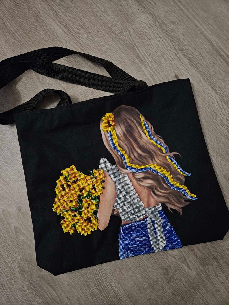 Shopper embroidered with handmade beads image 6