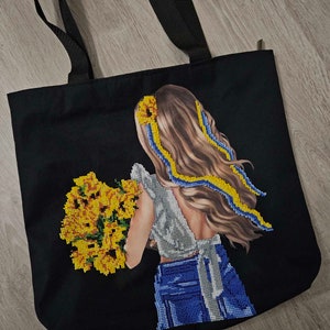 Shopper embroidered with handmade beads image 5