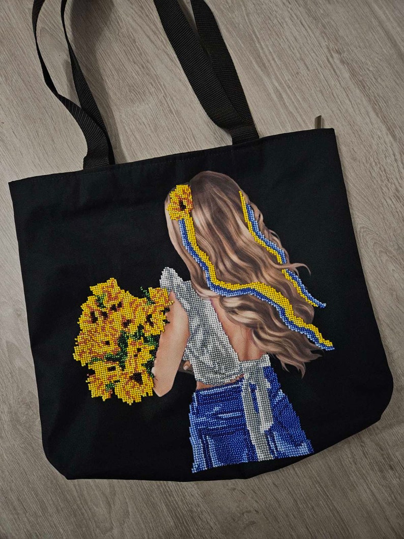 Shopper embroidered with handmade beads image 5