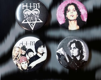 Könnte beinhalten: Vier runde Buttons mit der Band HIM. Ein Button zeigt das Logo der Band mit einem Totenkopf- und Pentagramm-Design. Ein weiterer zeigt ein Porträt einer Person mit Zigarette. Die anderen beiden Buttons zeigen Porträts von Bandmitgliedern.