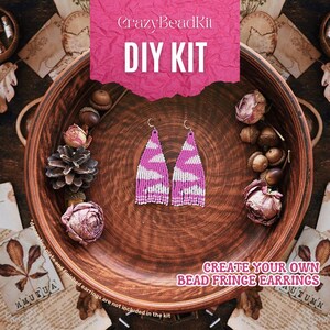 Pode incluir: Kit de bricolage para criar seus próprios brincos de franja de contas rosa e branco. O kit inclui todos os materiais necessários para fazer um par de brincos.  "Crazy BeadKit" e "DIY KIT" estão escritos em branco sobre fundo rosa.