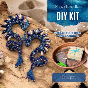 Könnte beinhalten: Ohrringe in Drachenform aus blauen, goldenen und transparenten Perlen. Die Ohrringe werden auf einer Holzoberfläche präsentiert, mit einem DIY-Kit und dem Text "CrazyBeadKit DIY KIT CREATE YOUR OWN BEAD EARRINGS Dragon."