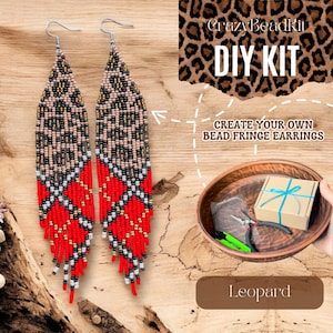 Op de afbeelding: Een paar kralen franje oorbellen met een luipaardprint ontwerp. De oorbellen hebben een rood, zwart, wit en bruin kleurenschema. De afbeelding bevat ook een DIY-kit met de tekst "CrazyBeadKit DIY KIT" en "Create your own bead fringe earrings".