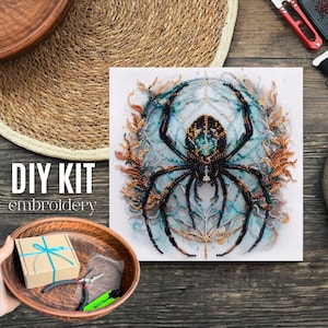 Puede incluir: Kit de bordado DIY con una telaraña con una araña en el centro. La araña está hecha de cuentas de colores y está rodeada de una red de cuentas. El kit incluye todos los materiales necesarios para completar el proyecto, incluidas cuentas, hilo y agujas. Kit de bordado DIY.
