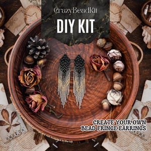 Op de afbeelding: DIY-kit om je eigen geperde franje oorbellen te maken. De kit bevat zwarte en witte kralen, en instructies om lange, ombre oorbellen te maken.